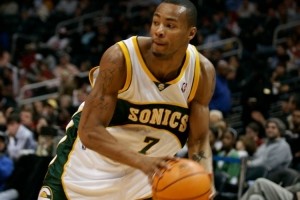 九游官网-13年冠军成员！Scotto：马刺任命拉沙德-刘易斯担任球员发展教练