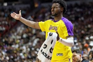 九游入口-差点意思布朗尼半场11分钟5投1中仅得2分 有2助+2失误